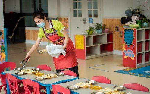 镇平 吃瓜 幼师,镇平“吃瓜”幼师生动演绎童真世界