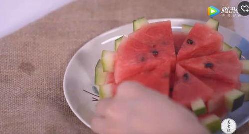 手里的奶茶吃瓜,揭秘网红奶茶背后的故事