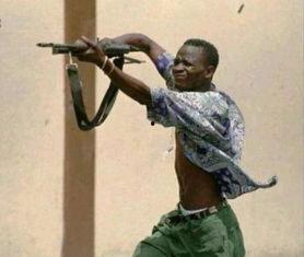 吃瓜邻居被枪打头,头部中弹引关注