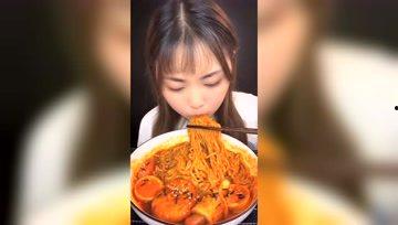 吃瓜少女芒果酱吃蛋糕,芒果酱少女的甜蜜蛋糕之旅