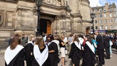 英国留学博主吃瓜,博主带你吃瓜揭秘留学生活点滴