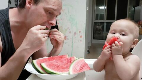 爸爸喂小孩吃瓜,温馨亲子时光的美好瞬间