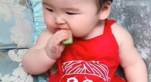 爸爸喂小孩吃瓜,温馨亲子时光的美好瞬间