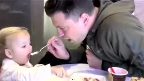 爸爸喂小孩吃瓜,温馨亲子时光的美好瞬间