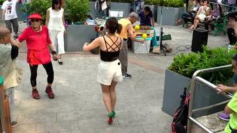 藏族男孩吃瓜,体验别样生活滋味