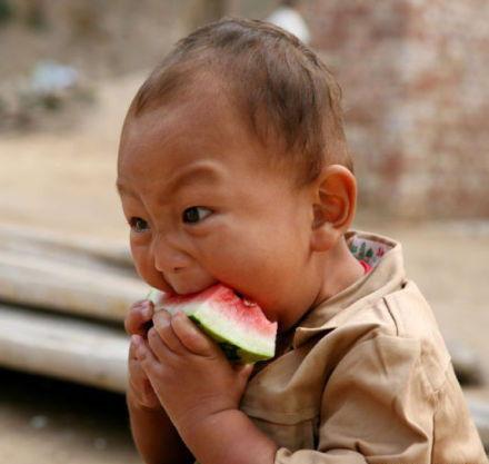 藏族男孩吃瓜,体验别样生活滋味