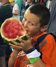 藏族男孩吃瓜,体验别样生活滋味